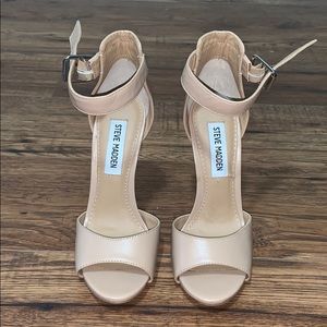 Brand new Steve Madden nude heels